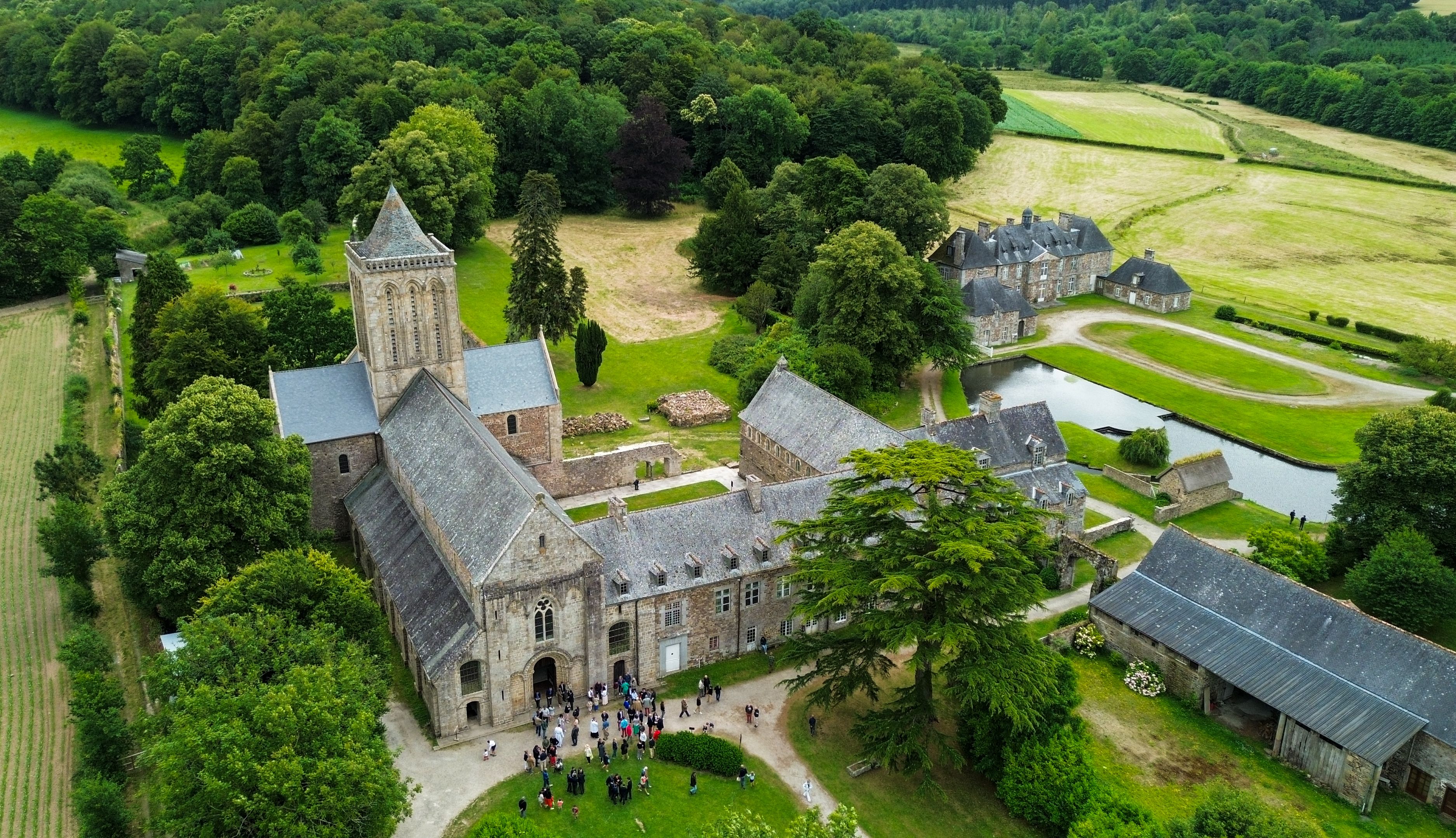 Comment négocier avec les hôtels et les lieux de réception pour votre séminaire